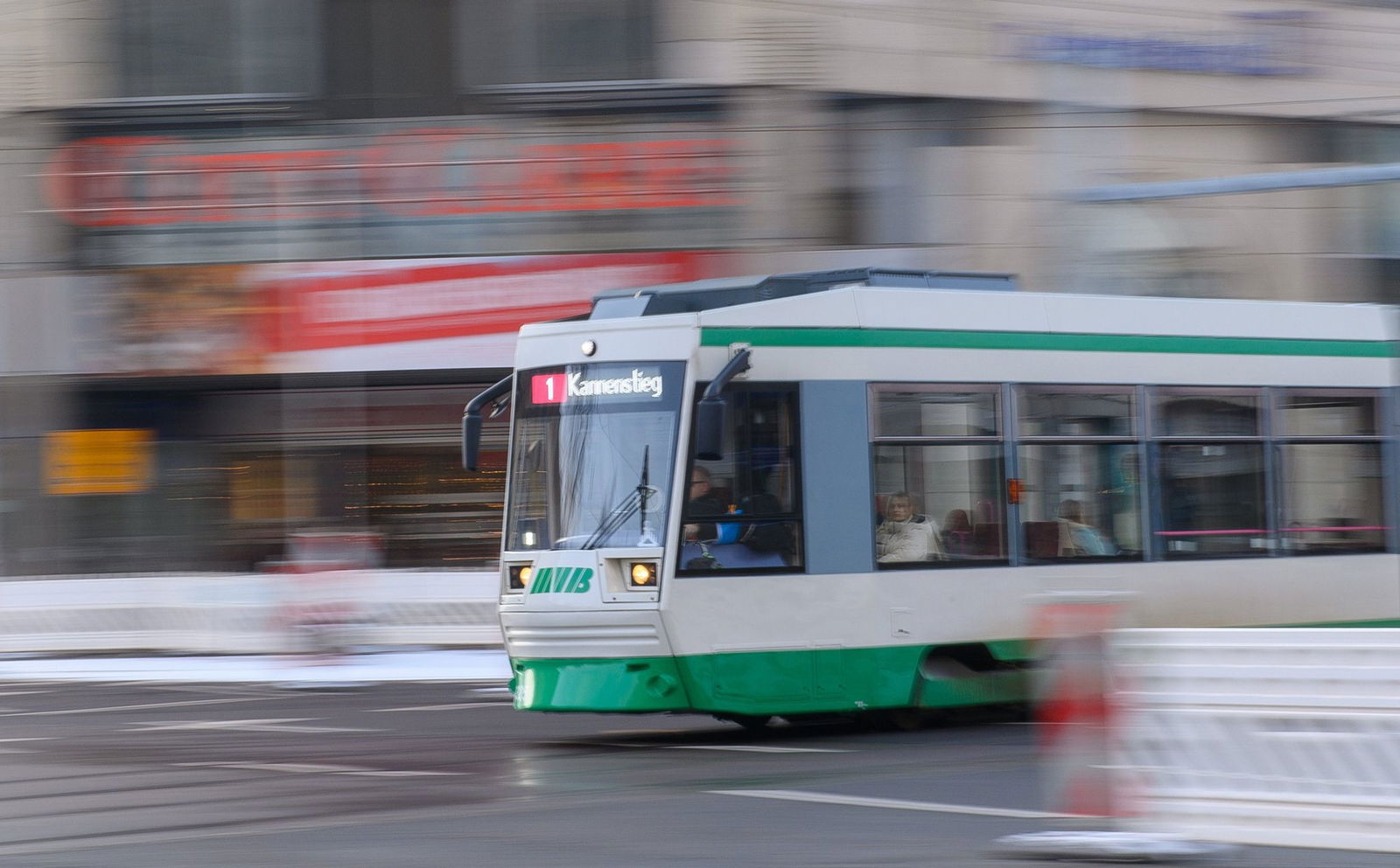 Die Frau geriet an einer Haltestelle in Magdeburg unter eine einfahrende Straßenbahn. (Symbolbild)