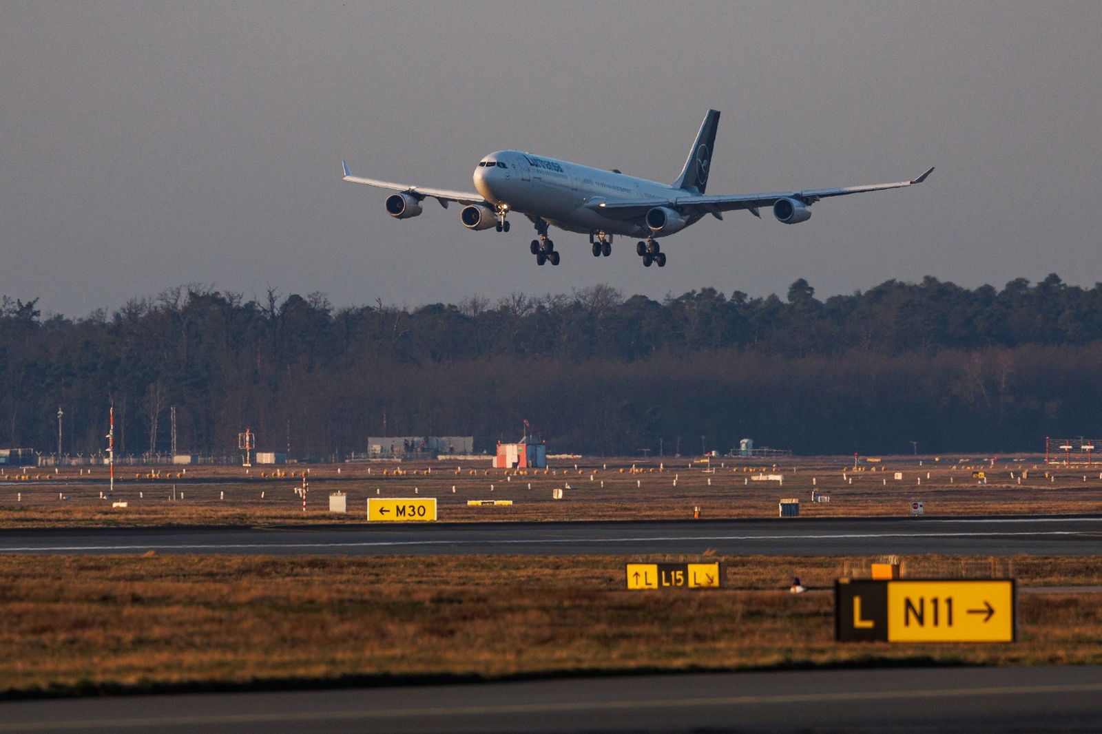 Der erste Evakuierungsflug im Auftrag der Bundesregierung war am frühen Donnerstagmorgen am Frankfurter Flughafen gelandet. 