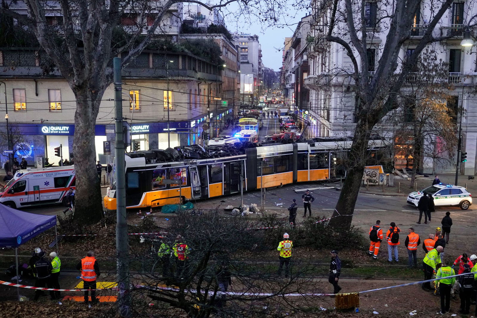 Die voll besetzte Straßenbahn war an einer Kreuzung entgleist, sie kam erst im Eingangsbereich eines Restaurants zum Stehen.