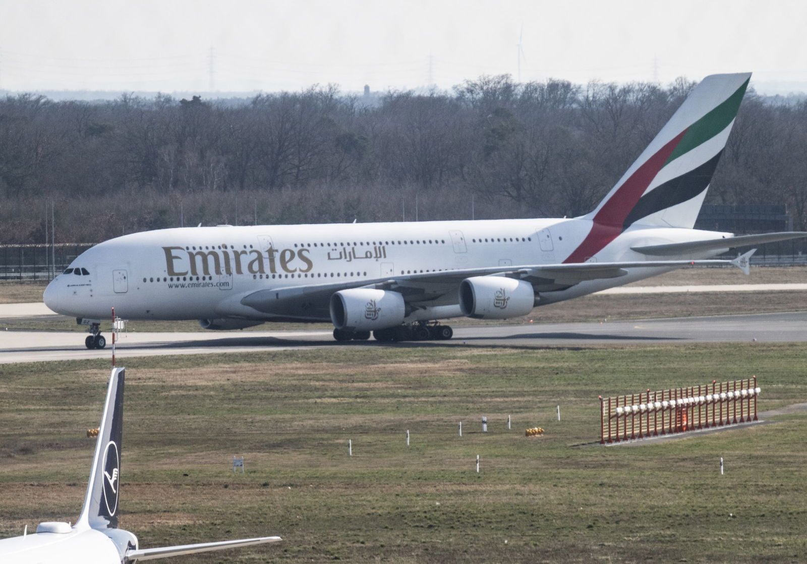 Ein erster Linienflieger aus Dubai ist wieder in Frankfurt gelandet.