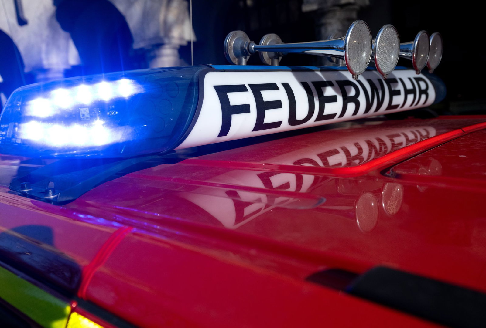 Seit dem Morgen ist die Feuerwehr bei einer Scheune in Kirchberg im Einsatz. (Symbolbild)