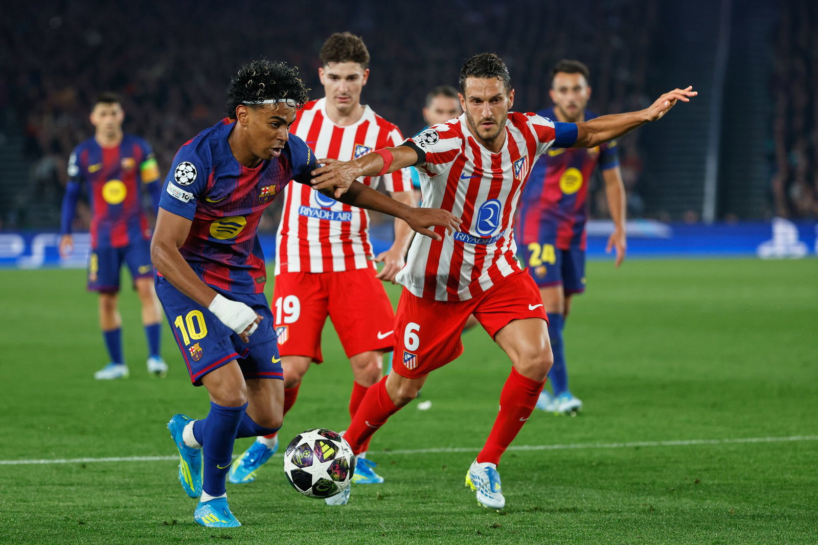 Lamine Yamal (links) und der FC Barcelona lieferten sich ein hitziges Duell mit Atlético Madrid.