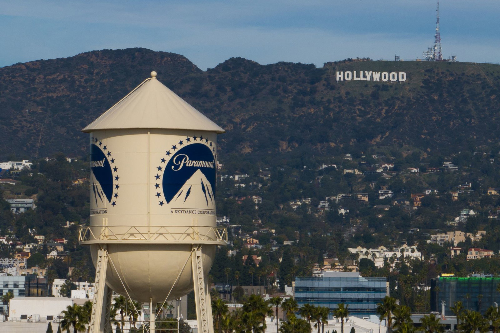 Der Wasserturm von Paramount Pictures ist zu sehen, mit dem Hollywood-Schild in der Ferne. (Archivbild)