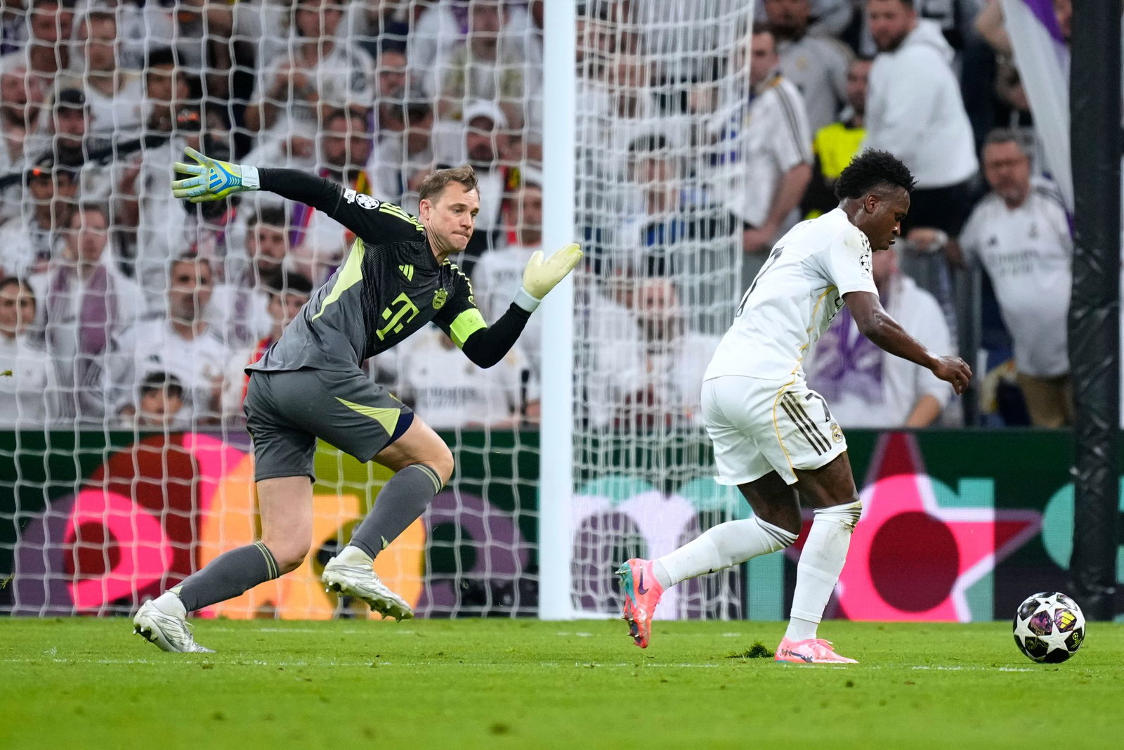 Auch in diesem Duell mit Real-Star Vinicius Junior war Manuel Neuer (l) in Madrid der Sieger. (Archivbild)