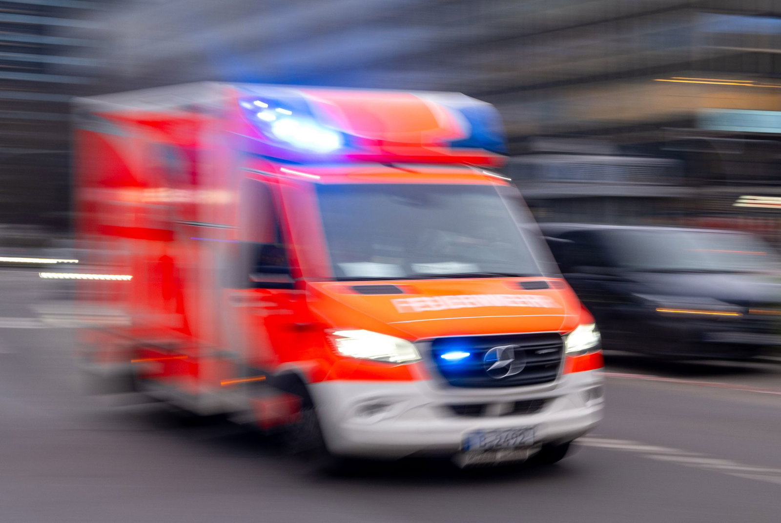 Die Bergung des im Rhein liegenden Krans dauert an. (Symbolbild)