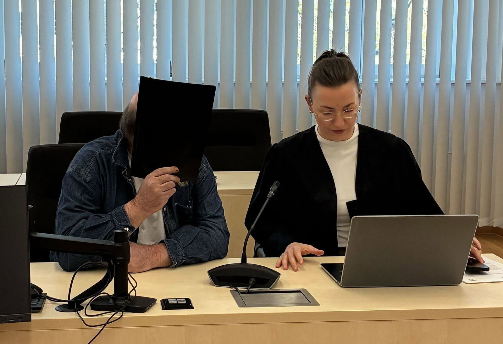 Über Jahre soll der Angeklagte unter anderem seine Stieftochter sexuell missbraucht haben. 