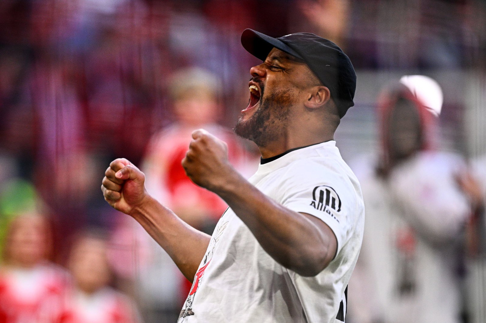 Trainer Vincent Kompany feiert mit den Fans den Titel.