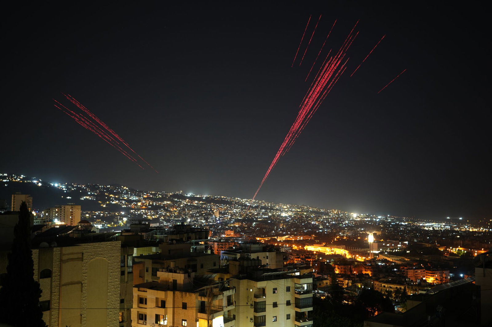 Mit Freudenschüssen in die Luft wurde in Beirut die Waffenruhe gefeiert.