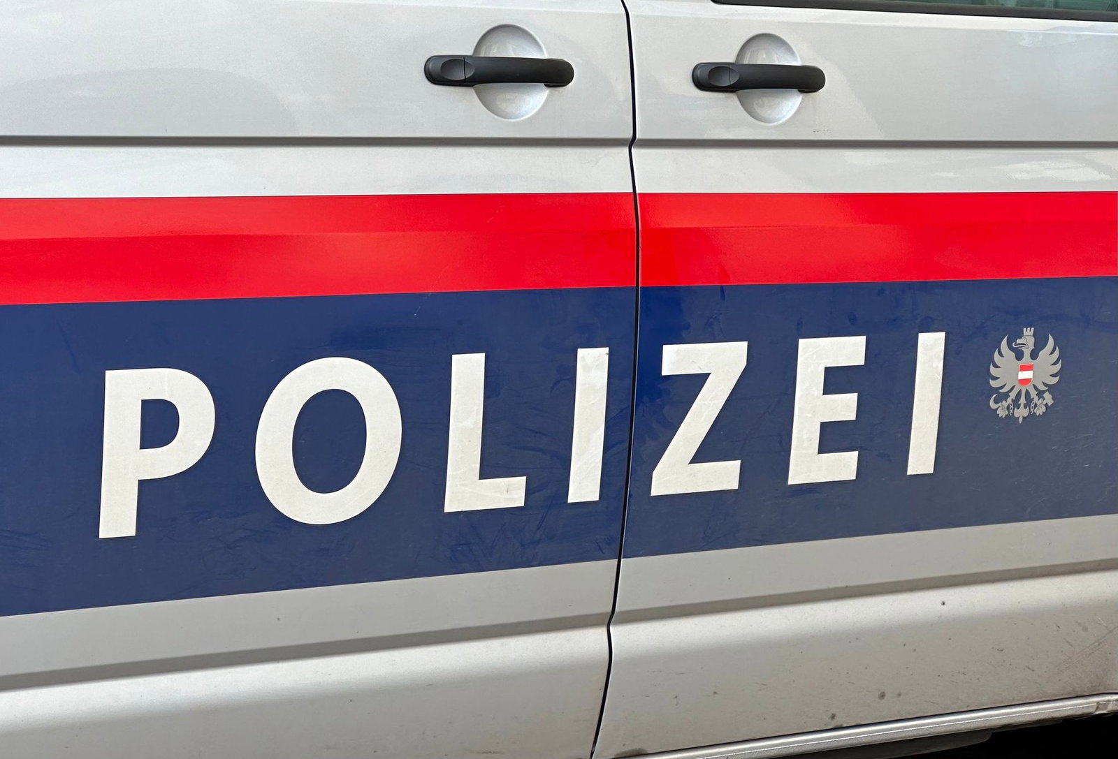 Mehr als 400.000 Autofahrer, die verbotenerweise einem Stau auf kleineren Straßen ausweichen wollten, wurden im Winter in Österreich erwischt.