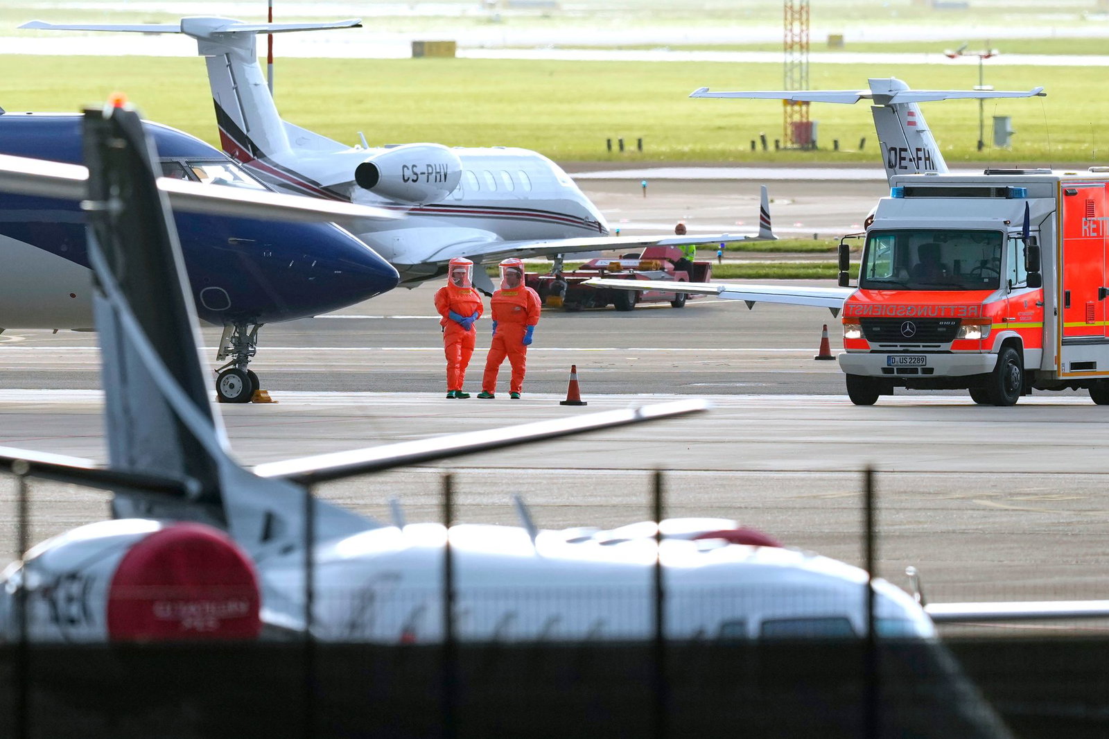 Drei infizierte Passagiere wurden mit zwei Spezialflugzeugen evakuiert.