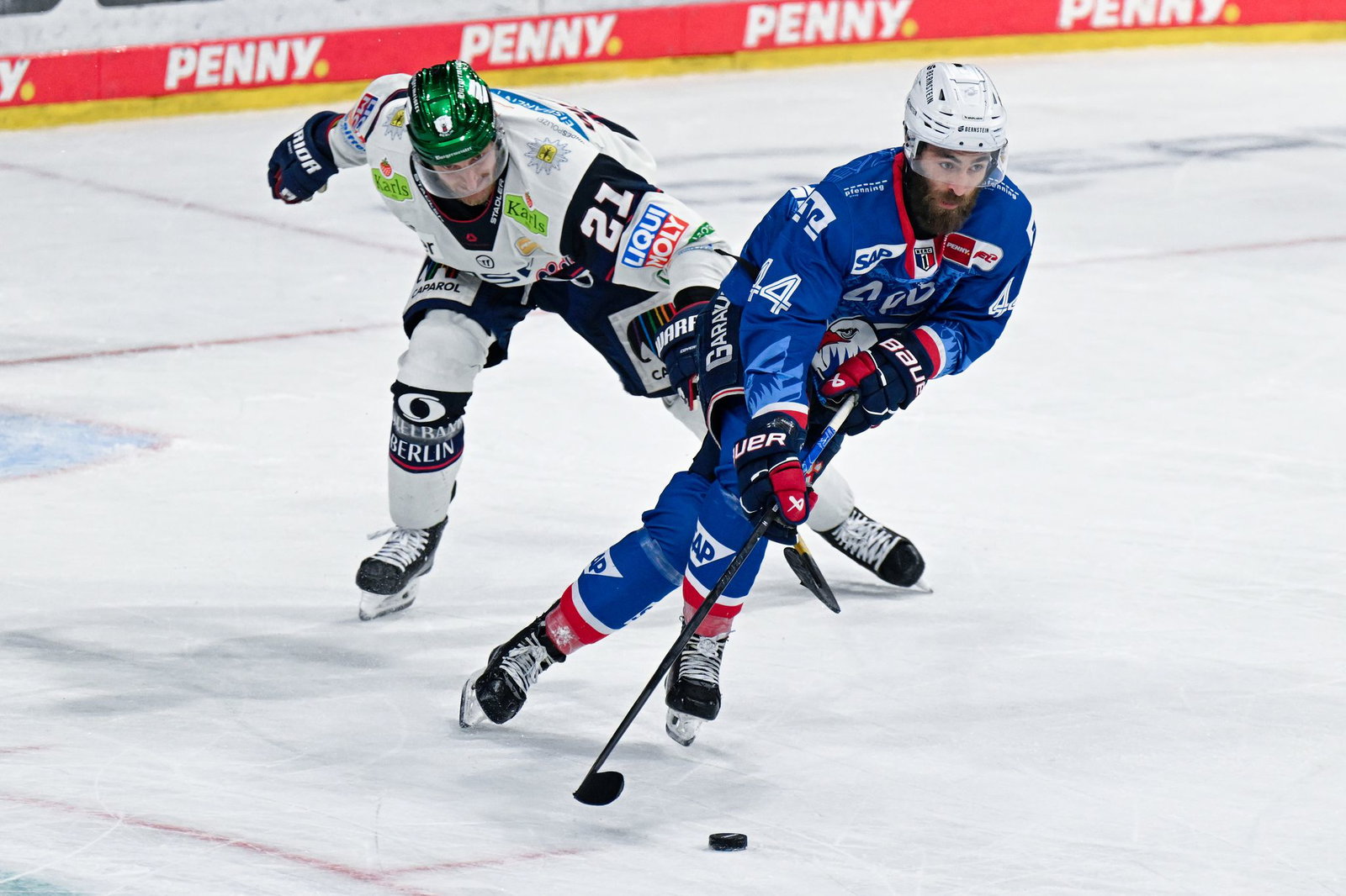 William Worge Kreü (r) ist einer von insgesamt sieben Spieler, die den Vize-Meister Adler Mannheim verlassen werden. (Archivbild)