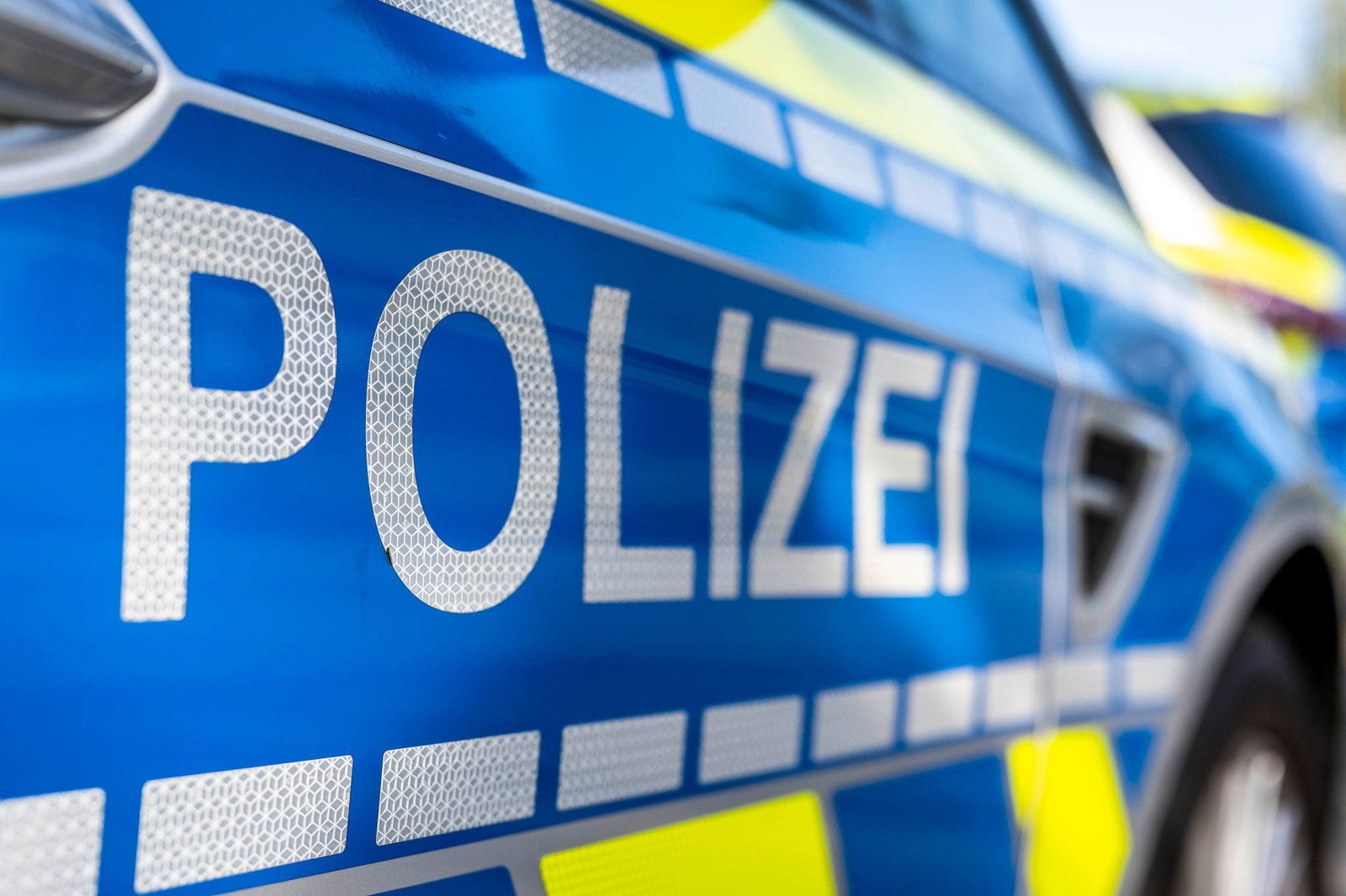 Ein Autofahrer ist in Baden kilometerlang auf drei Reifen gefahren. (Symbolbild)