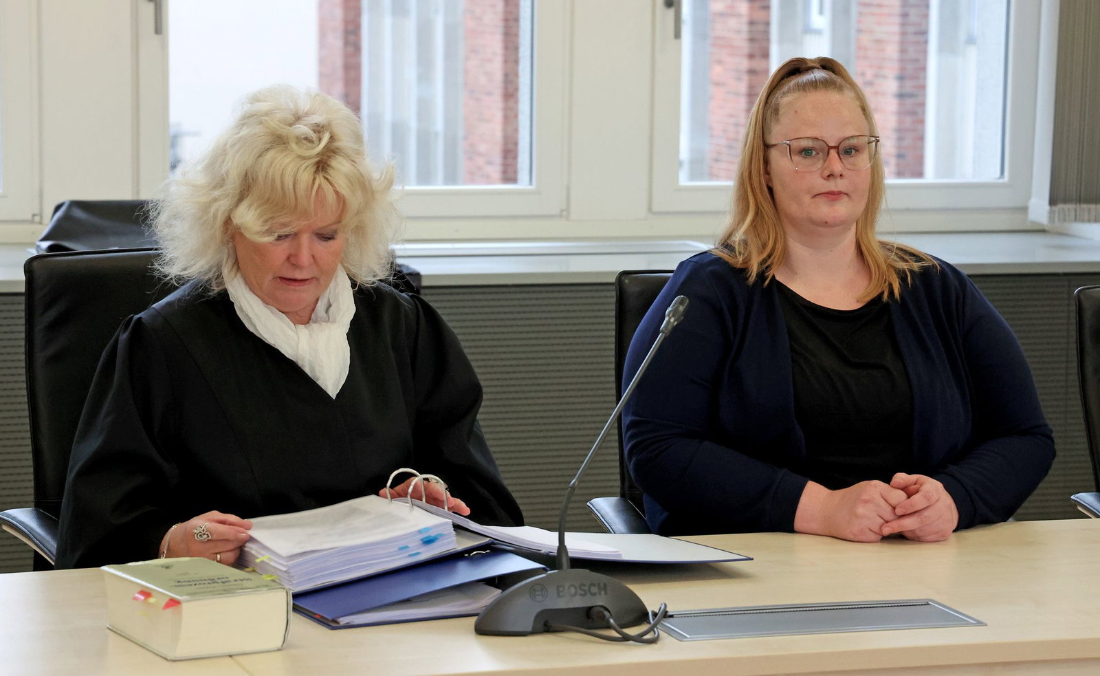 Die Mutter des ermordeten Achtjährigen (r) zeigte sich erneut gefasst im Prozess.