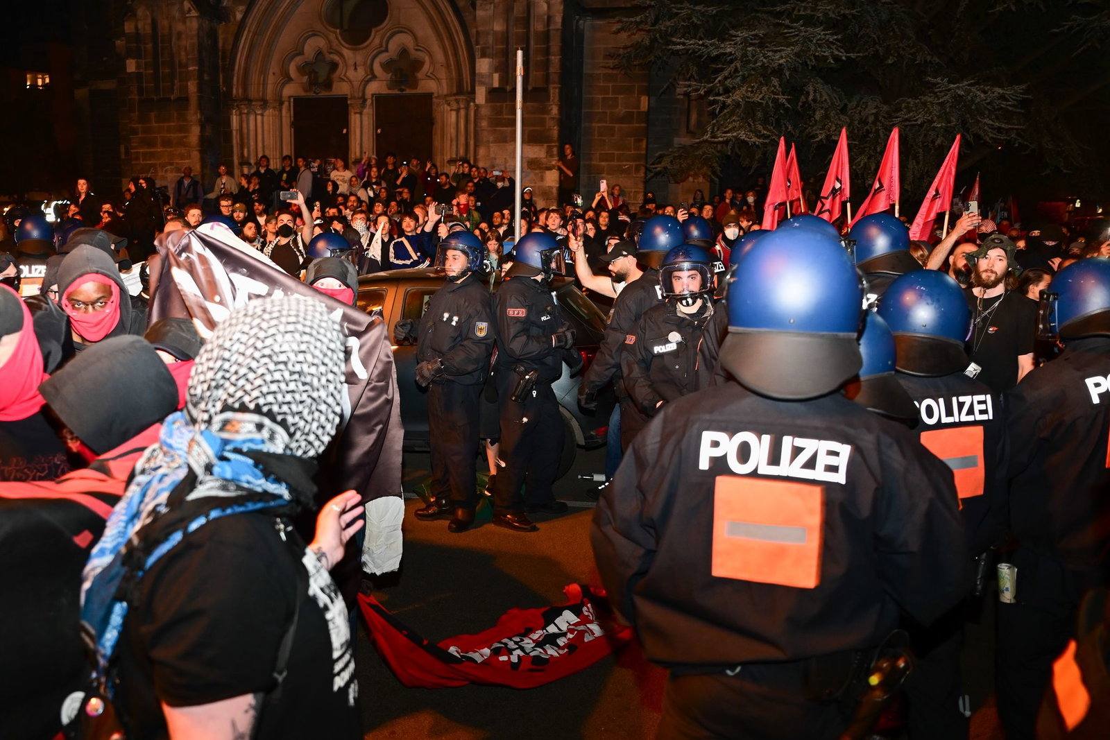 Die Gewerkschaft der Polizei spricht nach der Demonstration am Abend des 1. Mai in Berlin-Kreuzberg von einer gemischten Bilanz. 