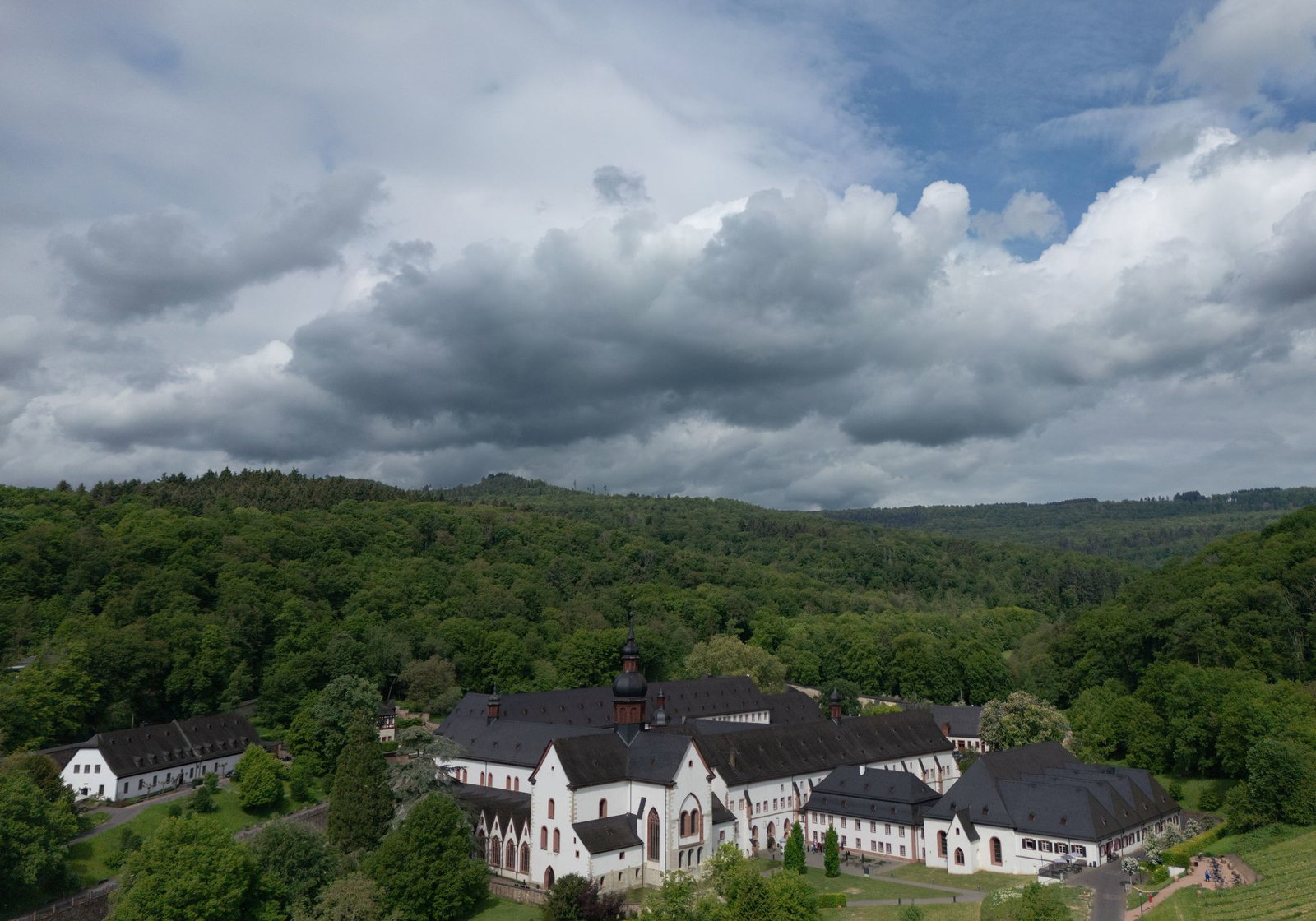 Dunkle Wolken können heute Gewitter und Starkregen bringen.  