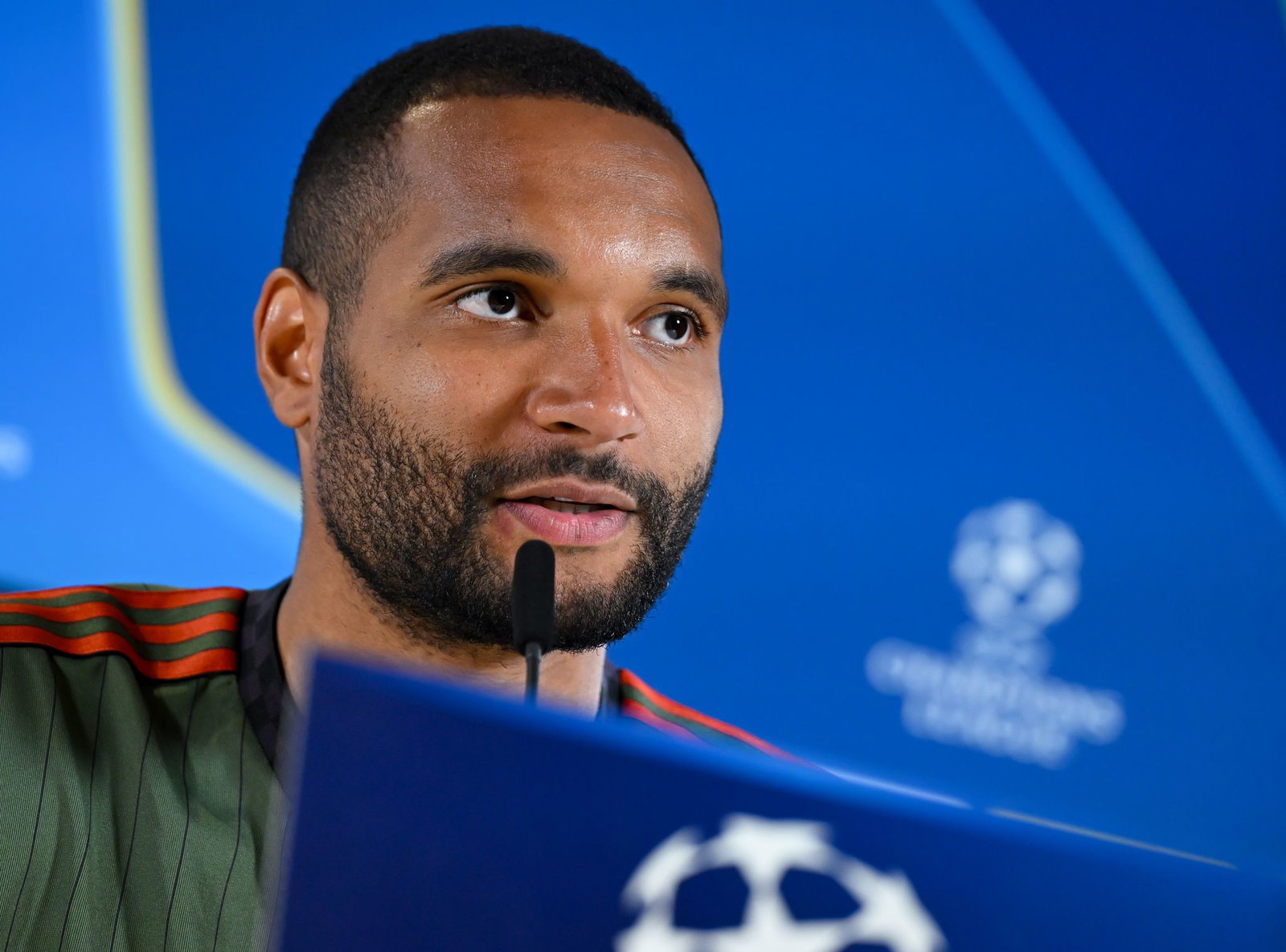 Abwehrspieler Jonathan Tah vom FC Bayern wird gegen PSG erneut heftig gefordert sein.