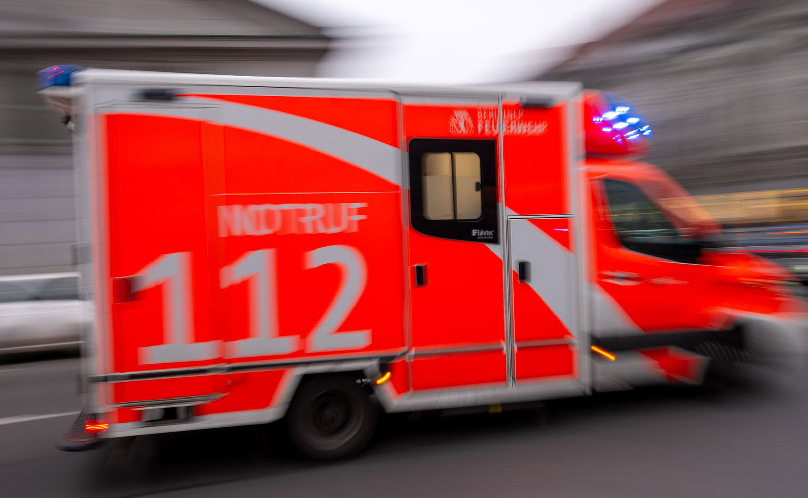 Der 51-jährige Fahrer wurde schwer verletzt. (Symbolbild)