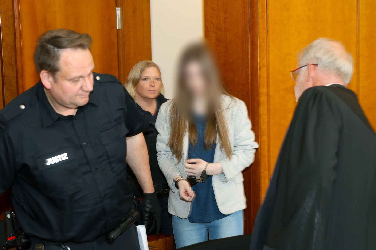 Die Angeklagte und das Opfer kannten sich aus einer Wohngruppe einer Kinder- und Jugendhilfe. 