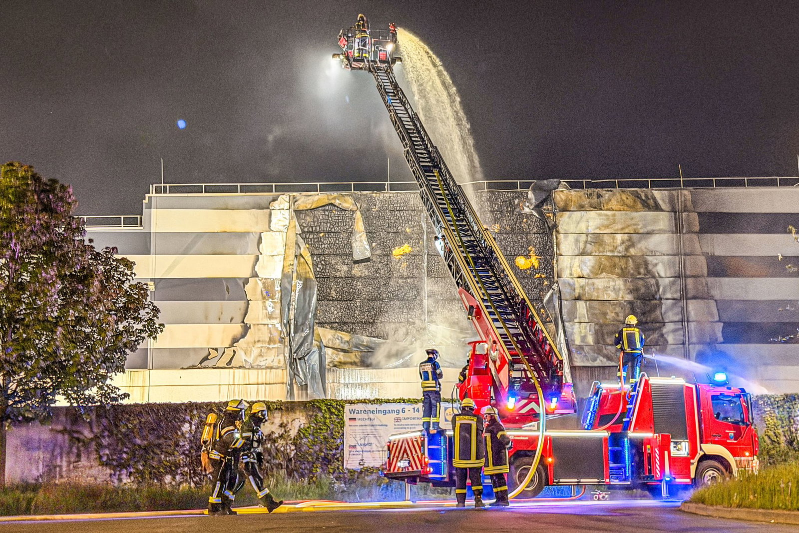 Bei einem Brand in der Lagerhalle eines Supermarktes ist ein hoher Schaden entstanden. 