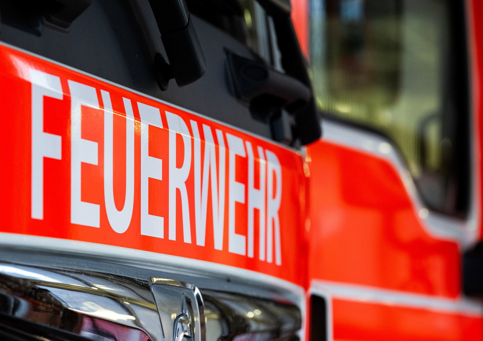 Feuerwehrleute können den Brand im Rathaus rasch löschen. (Symbolbild)