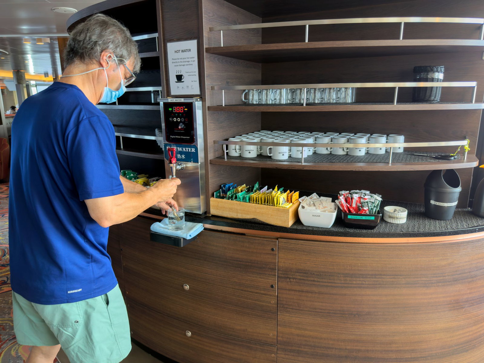 Ein Passagier auf dem vom Hantavirus betroffenen Kreuzfahrtschiff bedient sich während der Fahrt nach Teneriffa mit Wasser.