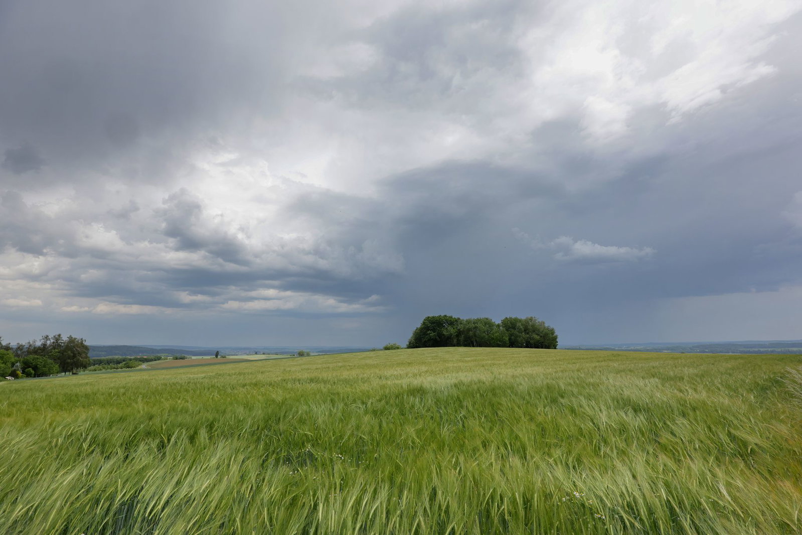 Wolken im Anmarsch: Im Süden Baden-Württembergs drohen heute starke Gewitter und örtlich Unwetter.(Archivbild) 