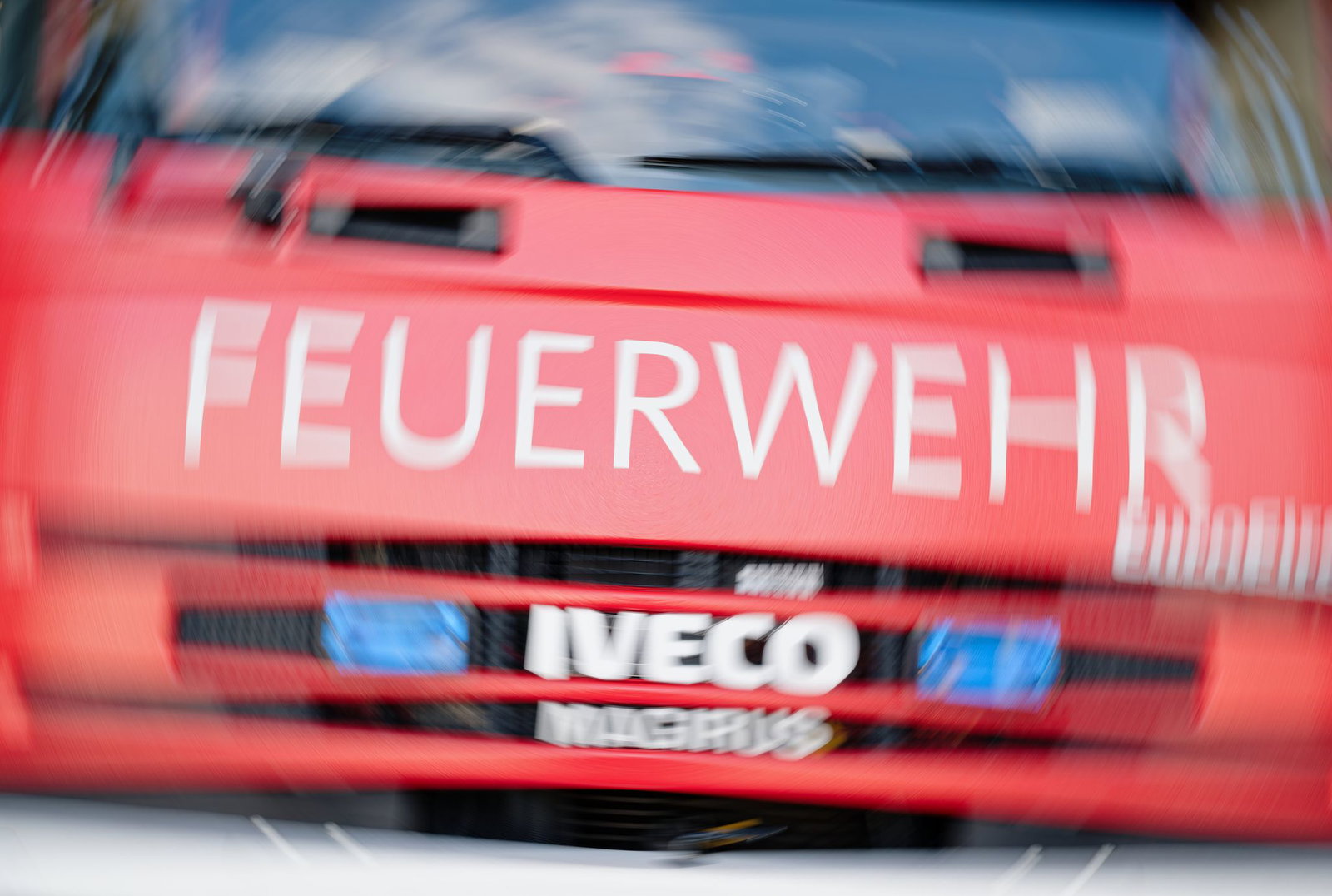 Als die Einsatzkräfte eintrafen, standen die beiden Wohnmobile bereits in Vollbrand. (Symbolbild)