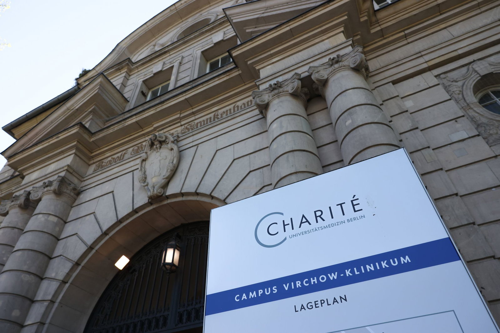 Herzspezialist der Charité muss nach dem Tod zweier Patienten erneut vor Gericht. (Archivbild)