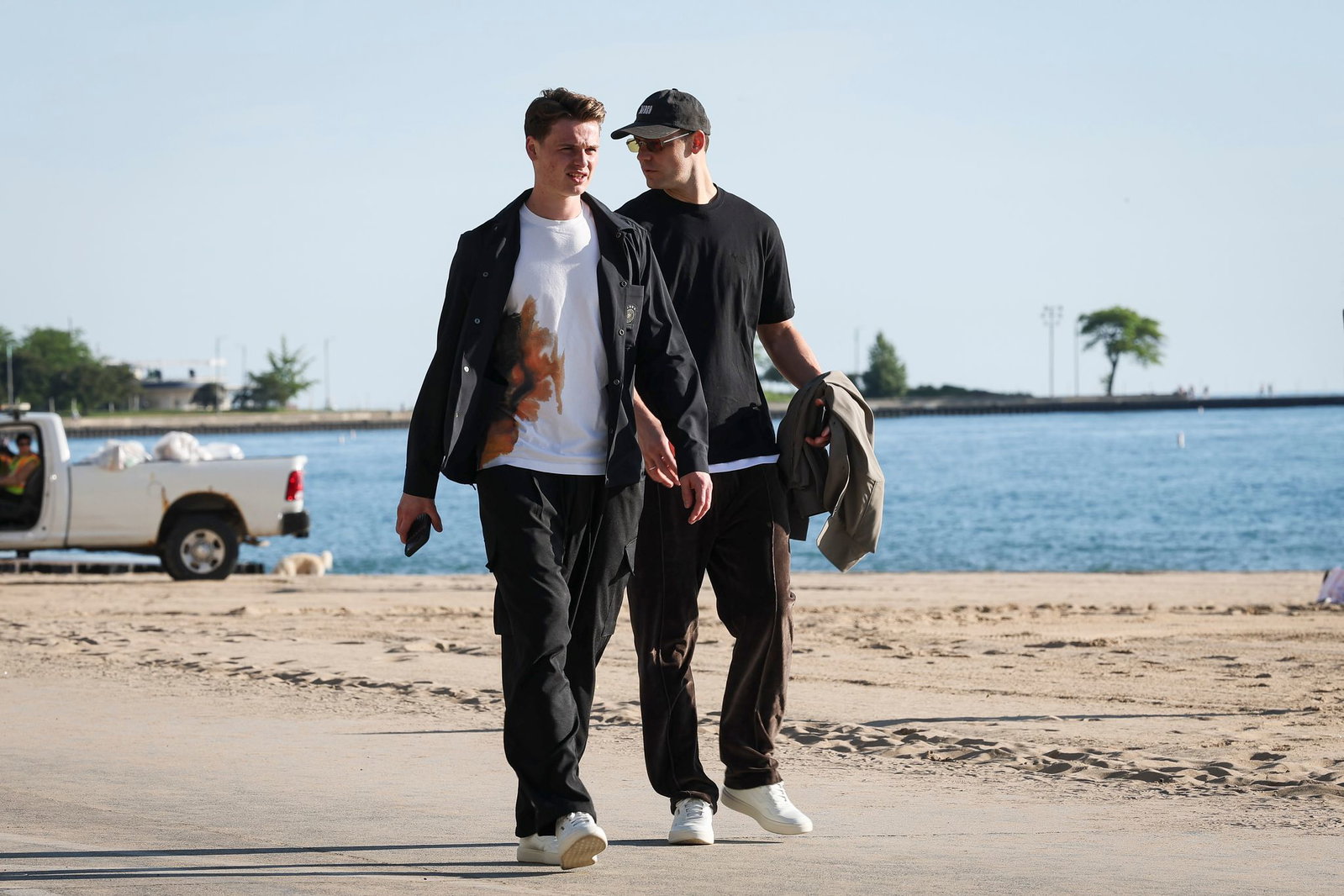 Jonas Urbig (l.) und Manuel Neuer (r.) gehen am Lake Michigan spazieren. 