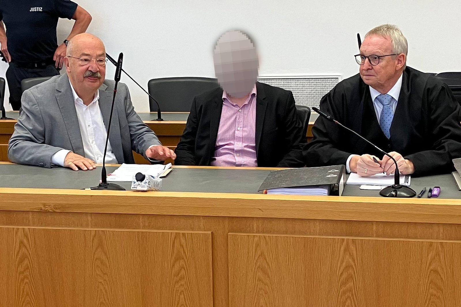 Die Staatsanwaltschaft legt dem Angeklagten versuchten heimtückischen Mord, gefährliche Körperverletzung sowie einen Verstoß gegen das Waffengesetz zur Last.  