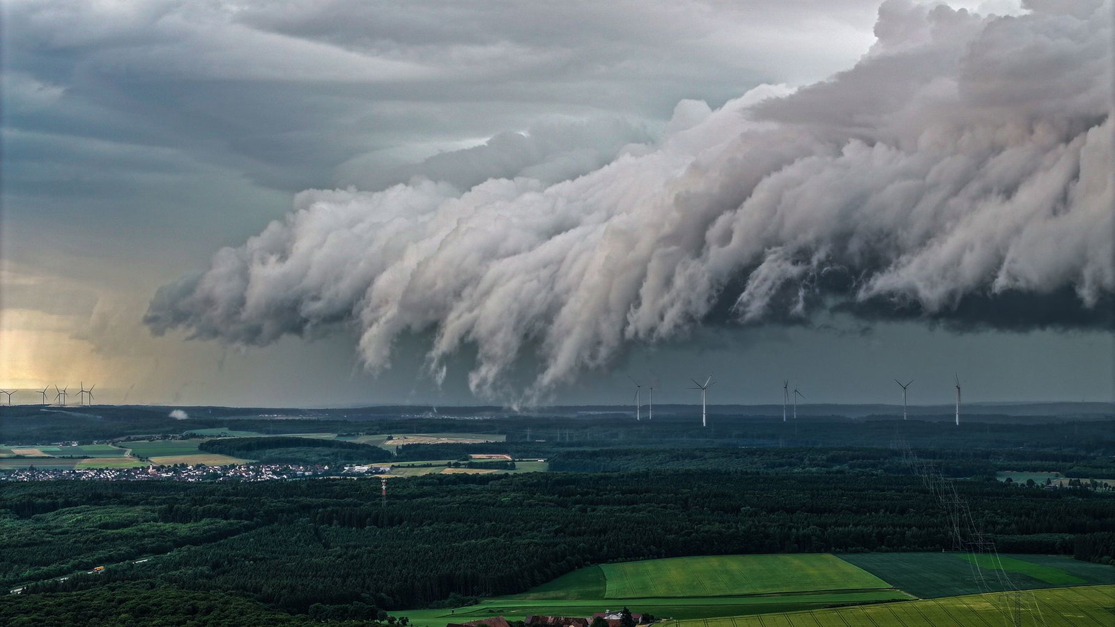 Gewitter bleiben ein Thema in Baden-Württemberg.