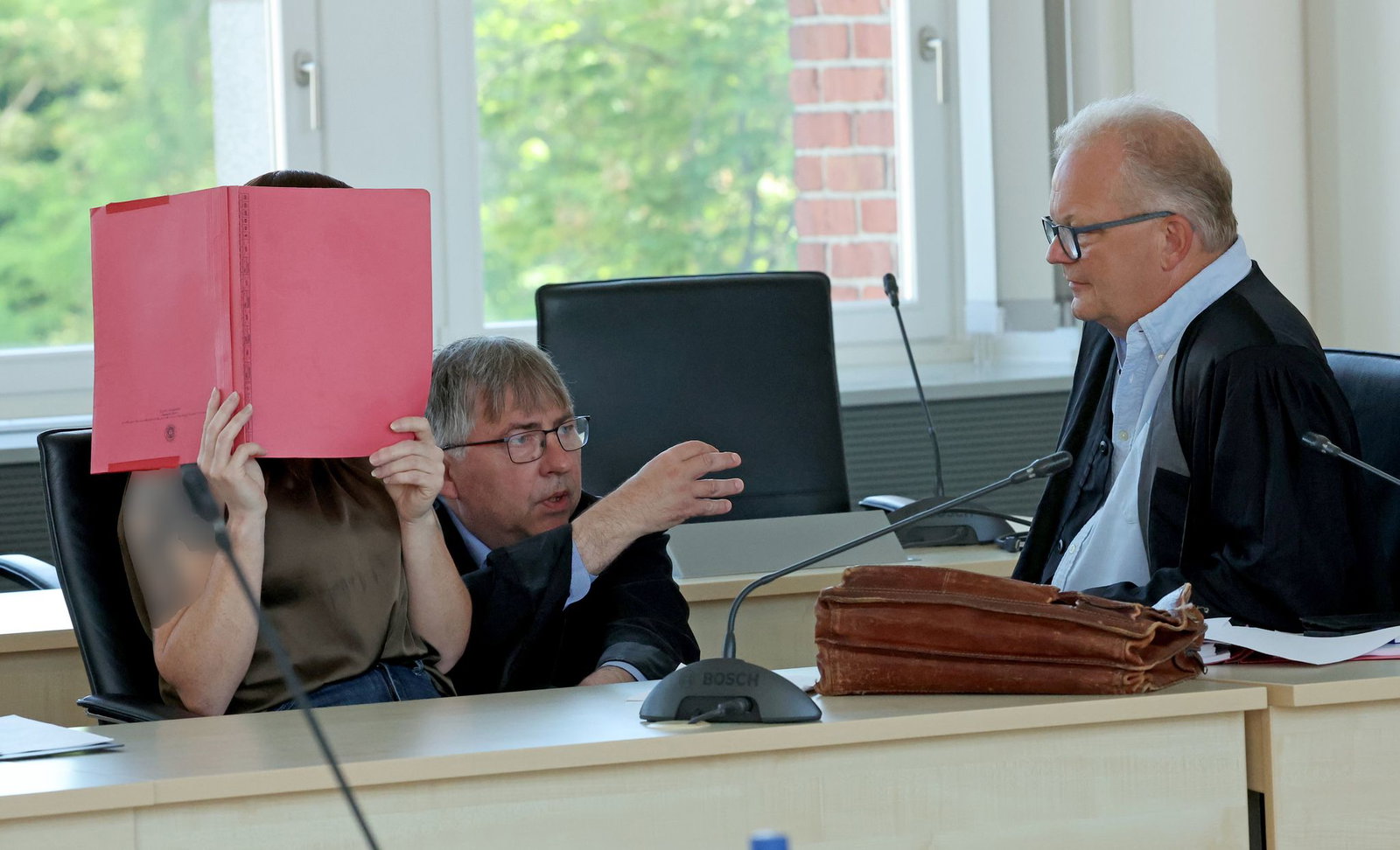 Die Angeklagte (l-r), wird von den Rechtsanwälten Andreas Ohm und Thomas Löcker verteidigt.