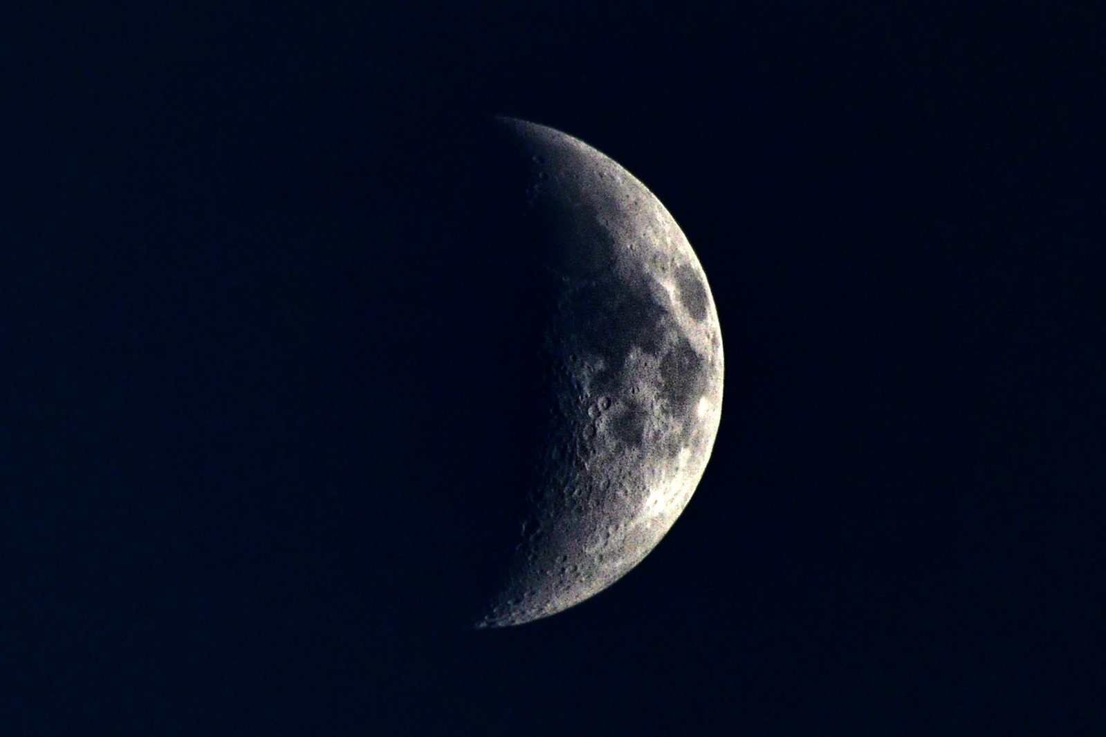 Der Mond ist als Sichel im Nachthimmel über Tschechien zu sehen. (Symbolbild)