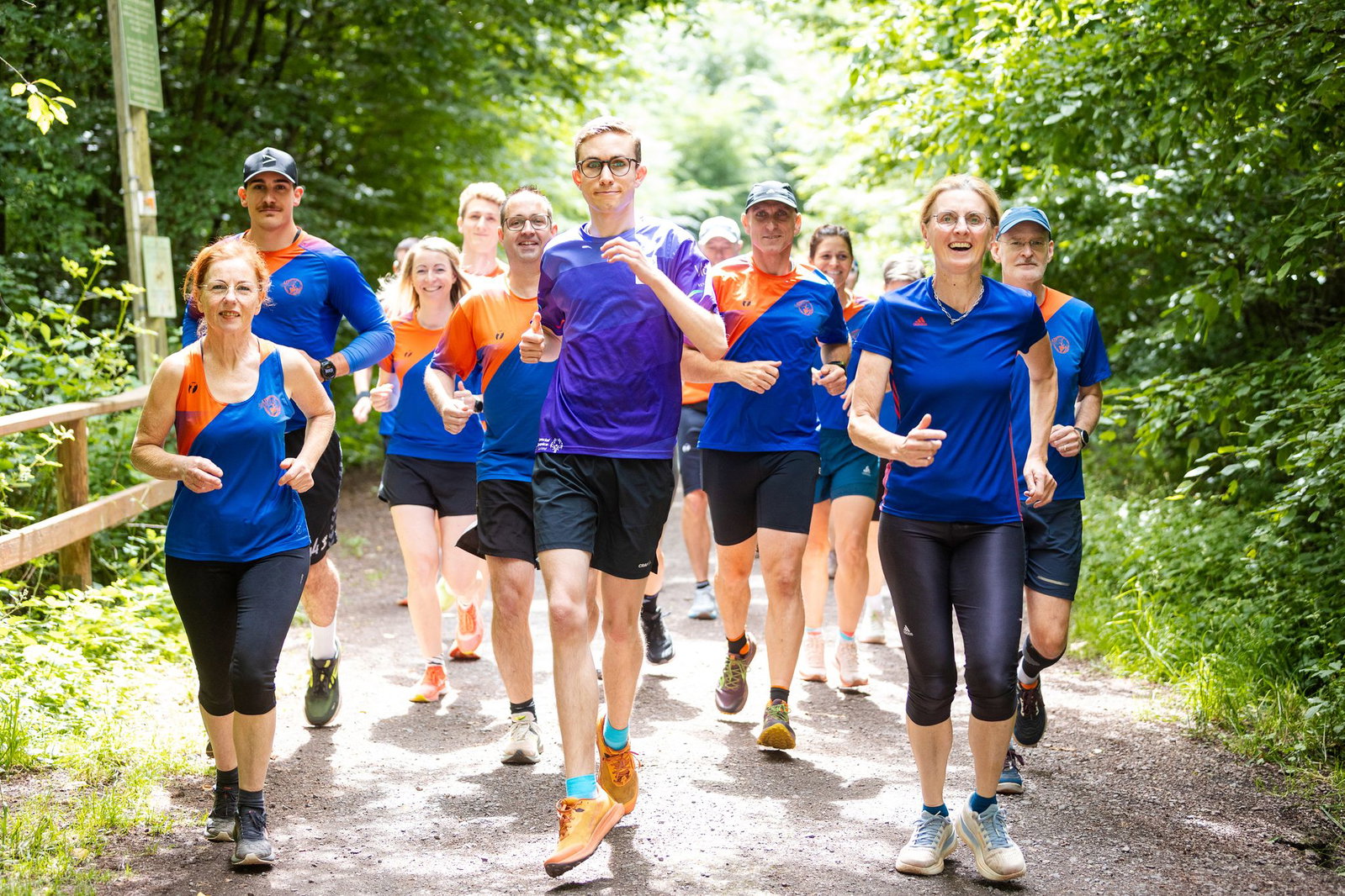Fynn Thome (18, vorne) trainiert gemeinsam mit den Läuferinnen und Läufern der Lauf- und Triathlonfreunde Lebach (LTF Theeltal) auf einer Waldstrecke bei Lebach.