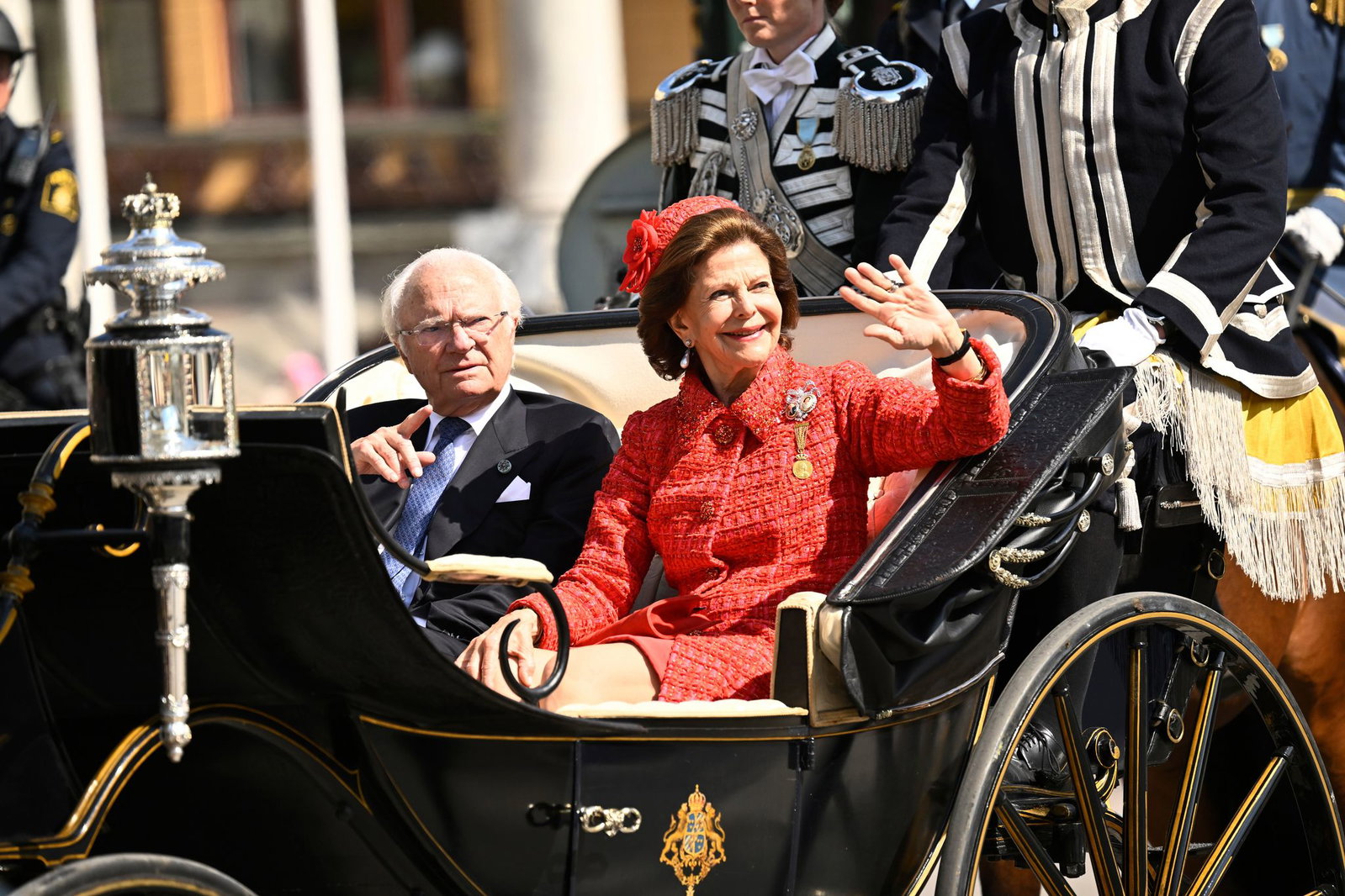 Eine Kutschfahrt darf bei einem royalen Jubiläum nicht fehlen. Drin: das Goldhochzeitspaar, König Carl XVI. Gustaf (links) und Königin Silvia (rechts). 