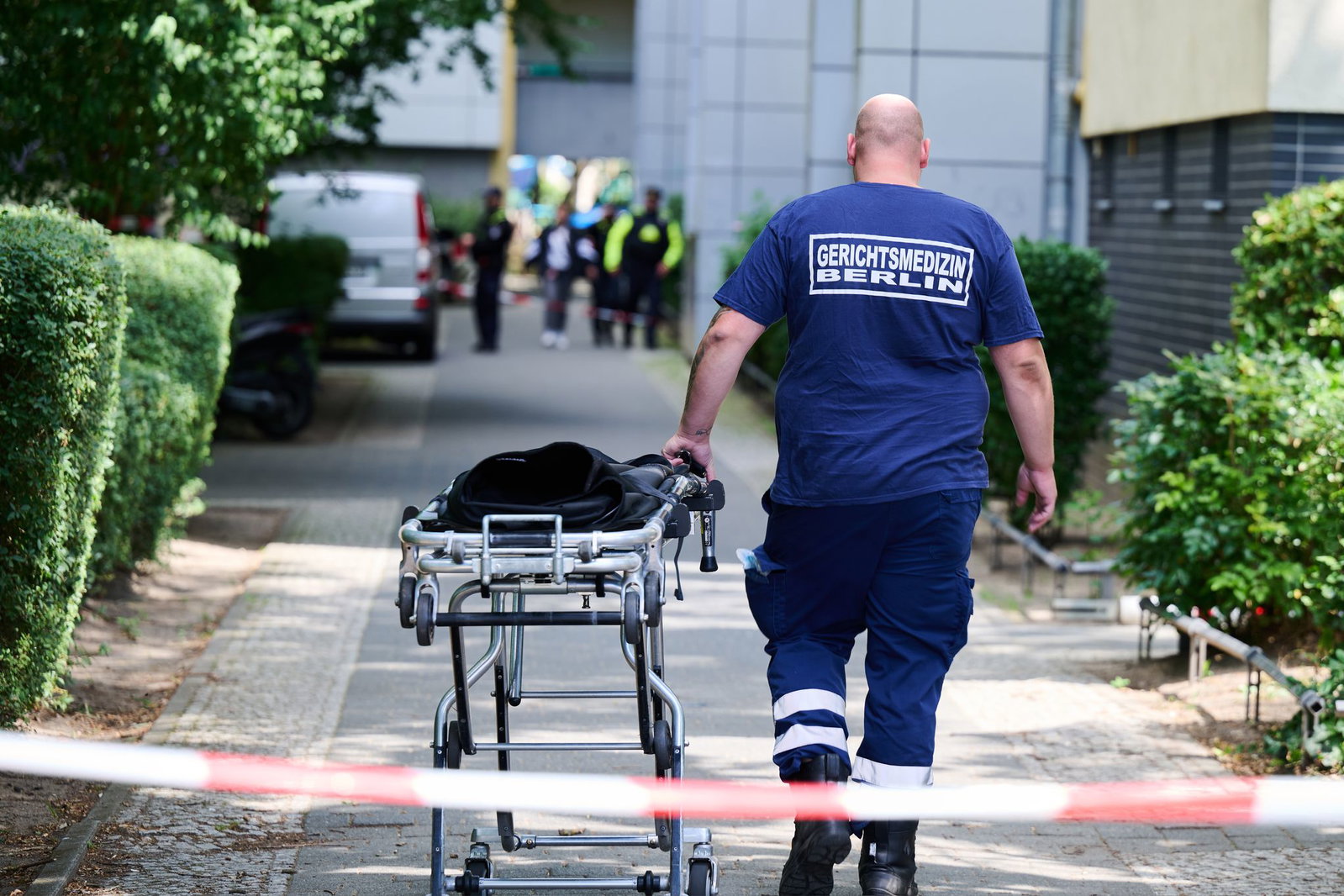 Ein Mann von der Gerichtsmedizin schiebt eine Bahre in der Nähe des Fundortes des toten Neugeborenen.