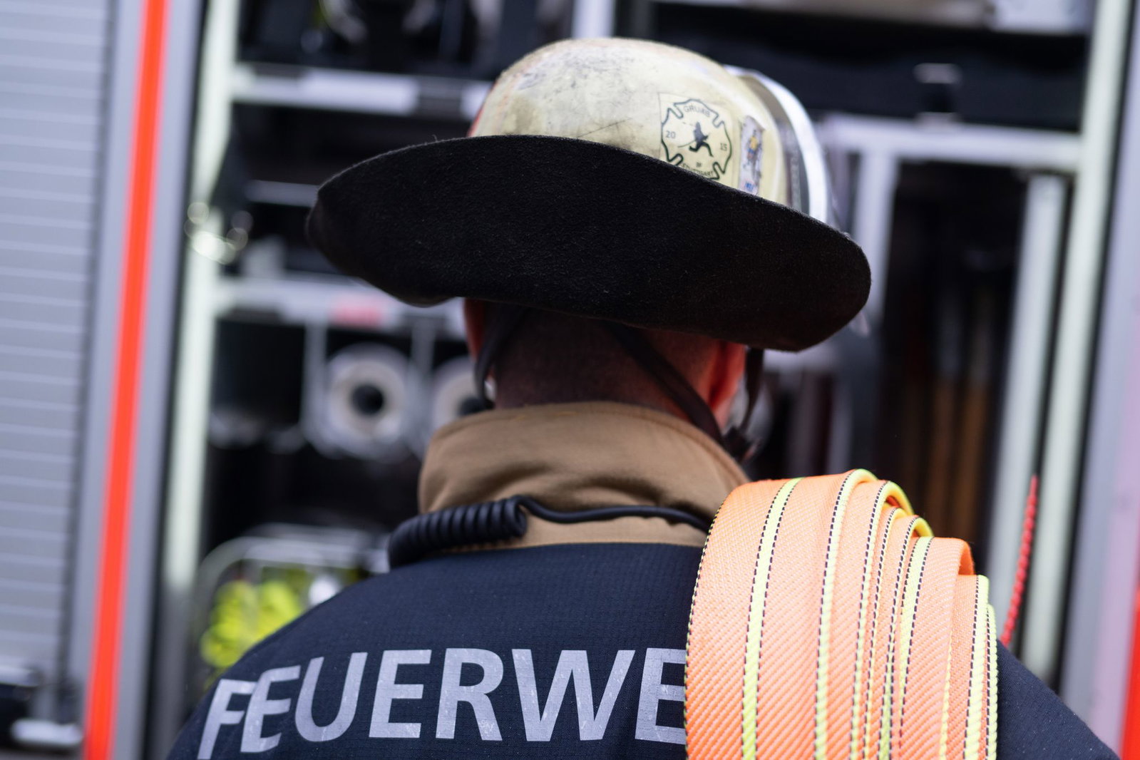 Die Löscharbeiten dauerten knapp zwei Stunden an. (Symbolbild)
