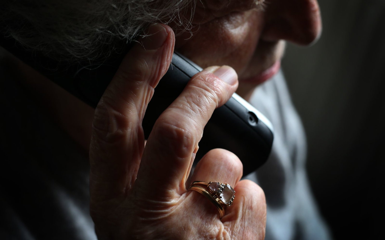 Die Polizei rät, sich am Telefon nicht unter Druck setzen zu lassen und niemals Geld oder Wertgegenstände an Unbekannte auszuhändigen. (Symbolbild)