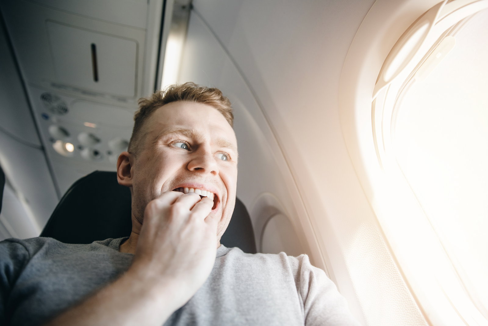 Flugangst Mann im Flugzeug hat Angst