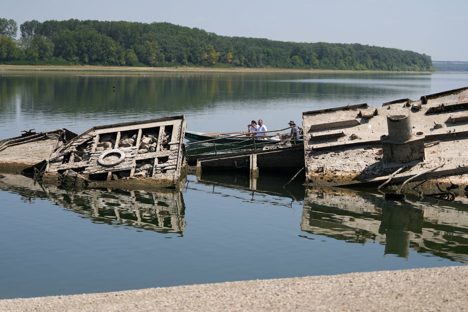 Die Niedrigwasser führende Donau legt in Serbien die Wracks von Kriegsschiffen der Nazi-Marine frei. 