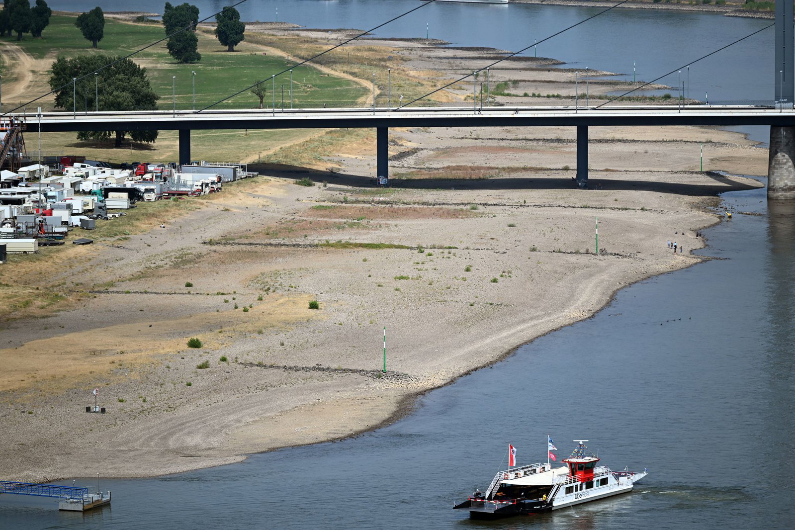 Für den Schiffsverkehr wird der niedrige Wasserstand im Rhein zunehmend zum Problem.
