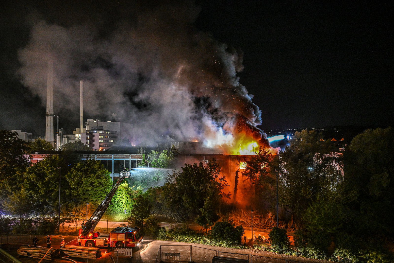 Eine Lagerhalle brennt in Ulm.