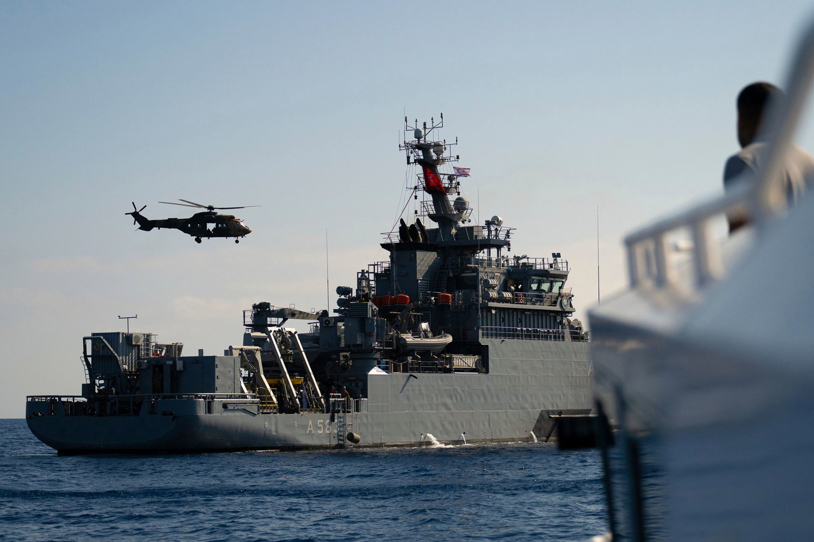 Das türkische Schiff TCG Isin (A-583) ermöglicht mit spezieller Robotertechnik besonders tiefe Tauchgänge.
