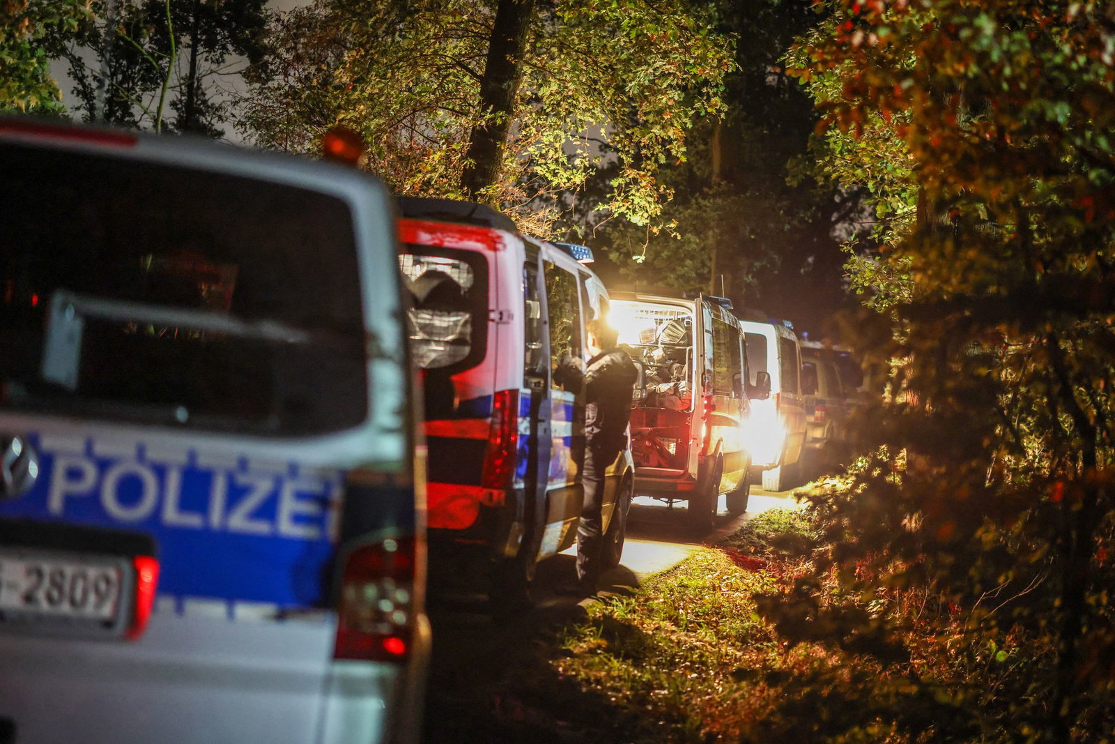 Die Polizei war am Freitag in einem Wald im Einsatz, wo das Fahrzeug des Tatverdächtigen gefunden wurde.
