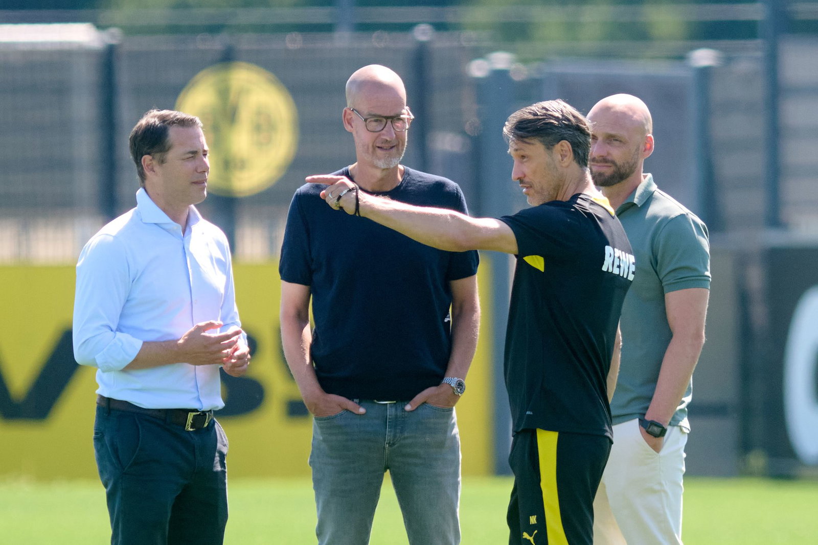 Die BVB-Bosse wollen das Team von Trainer Niko Kovac (2.v.r.) noch mal verstärken. (Archivbild)
