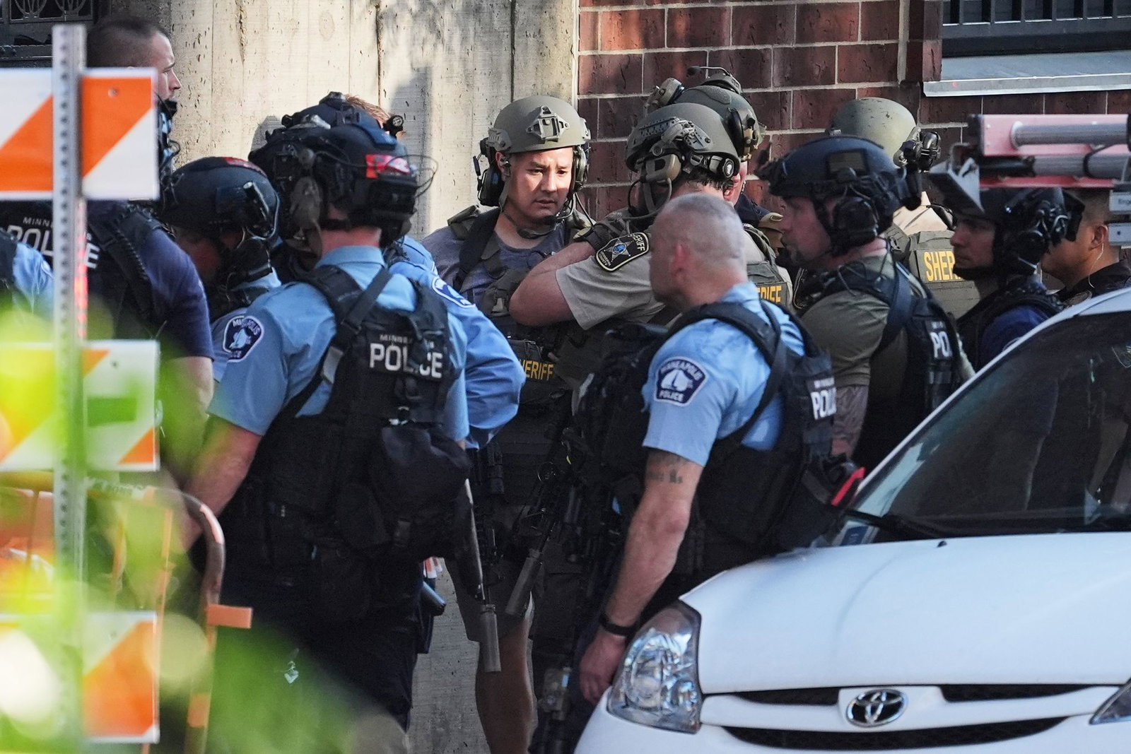 Die Polizei ist in Minneapolis mit einem Großaufgebot vor Ort.