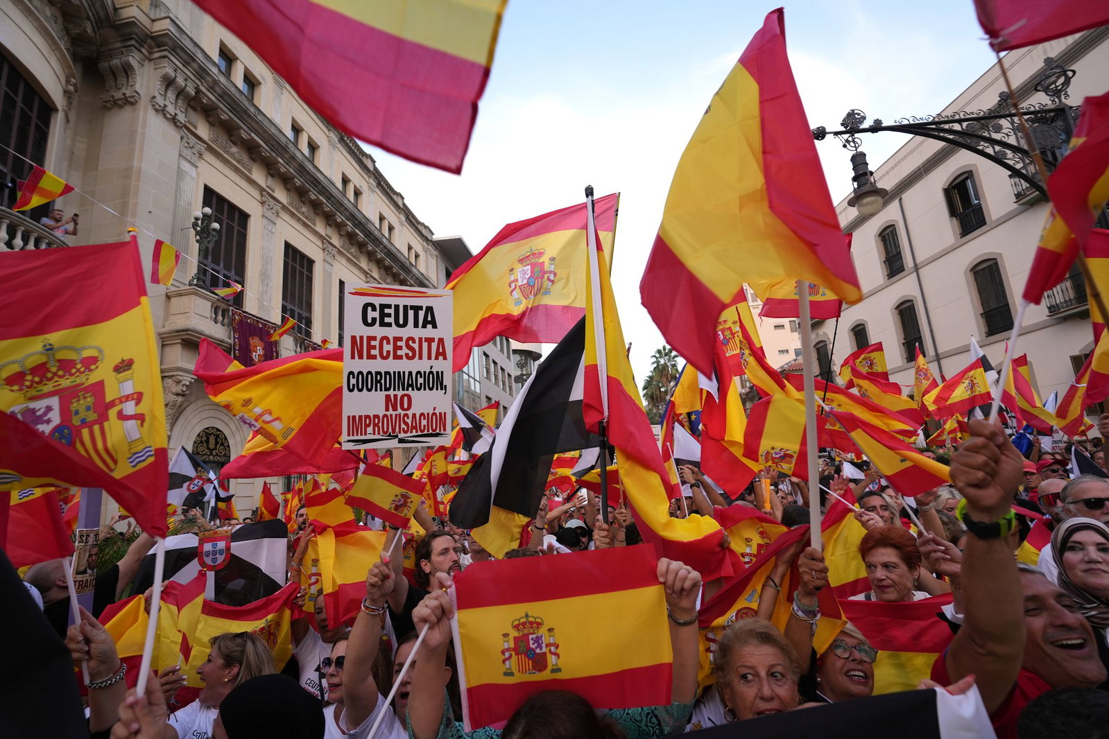 In Spaniens Nordafrika-Exklave Ceuta demonstrierten Tausende für eine Rückkehr zur Normalität und zum Verbleib bei Spanien.