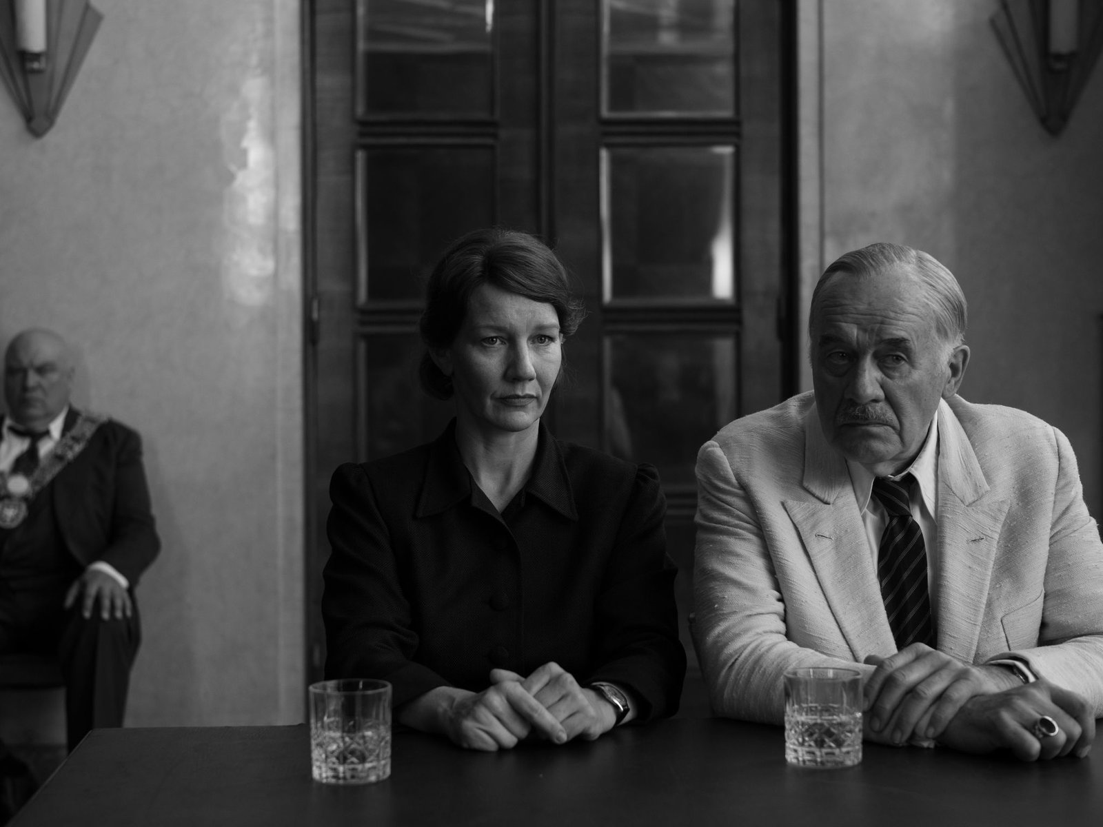 Sandra Hüller als Erika Mann und Hanns Zischler als Thomas Mann in einer Filmszene.