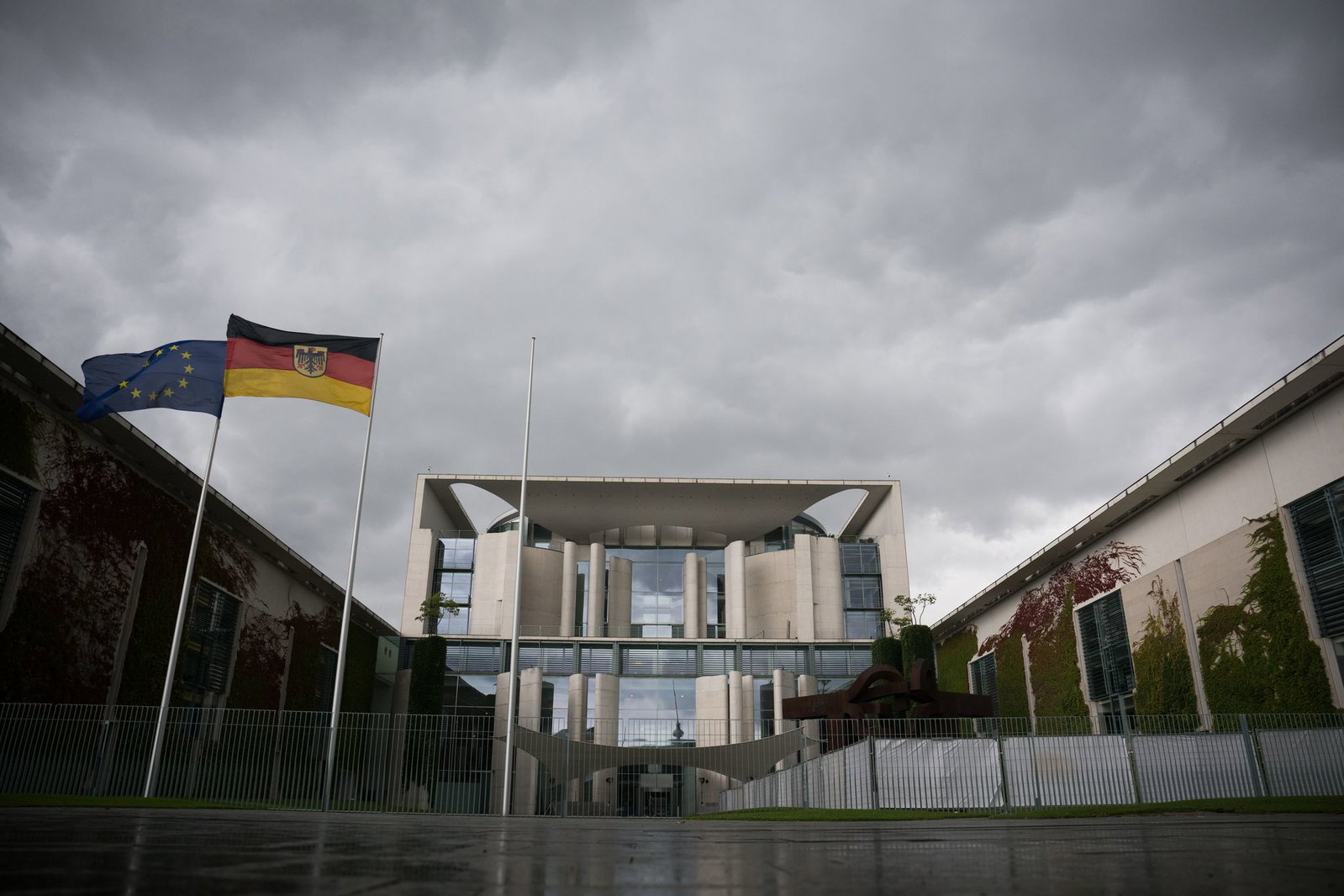 Dunkle Wolken über der Union und Kanzler Merz: Die große Mehrheit ist unzufrieden, die Umfragewerte sind im Keller. 