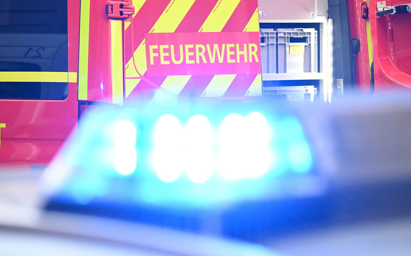 Feuerwehrleute sind auf der B38a in Mannheim wegen eines Wein-Anhängers im Einsatz. (Symbolbild)